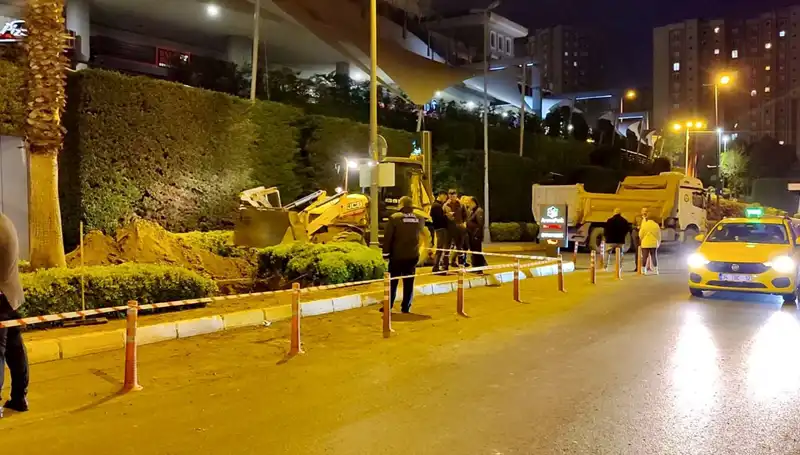 AVM Girişinde Doğalgaz Paniği: Vatandaşlar Tahliye Edildi