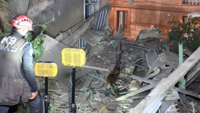 İstanbul'da Deprem Sonrası Çöken Bina, Şehirdeki Endişeleri Tazeleyecek