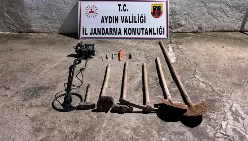 Aydın'da Kaçak Kazı Operasyonu: Define Avcıları Suçüstü Yakalandı