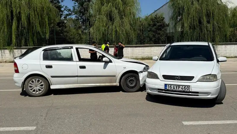 İki Otomobil Çarpıştı: Kaza Sonrası Sürücüler Hastaneye Kaldırıldı