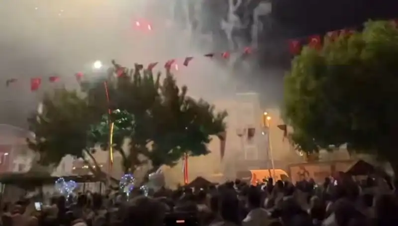 Havai Fişek Gösterisi Geceyi Alev Alev Yaktı, birçok Kişi Hastaneye Yatmak Zorunda Kaldı!