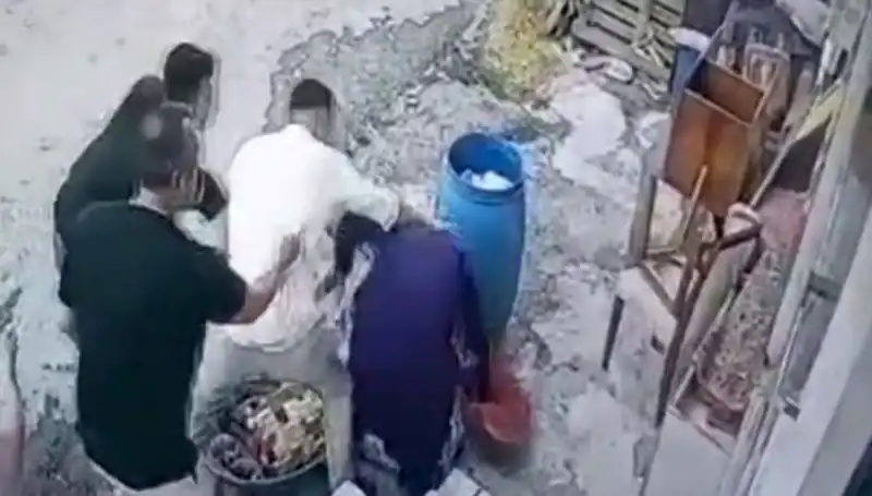 Başakşehir'de Baba ve Oğulu Şok Eden Olay: Bidon Nedeniyle Kadına Saldırı