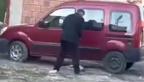 Sokak Ortasında Köpeğe Yapılan Şiddet Olayı Tepki Topladı