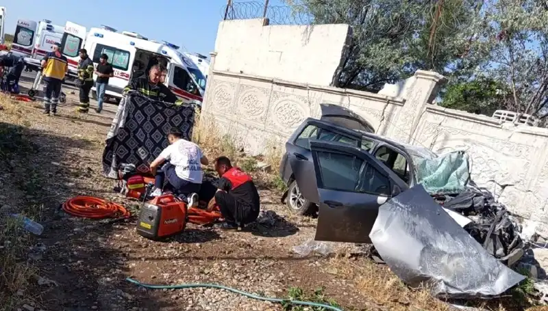 Lastiği Patlayan Araç İstinat Duvarına Çarptı: Faciada Can Kaybı ve Yaralılar Var
