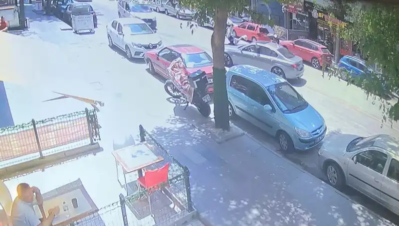 Karşıdan Karşıya Geçmeye Çalışan Yaya, Arabanın Hedefi Oldu