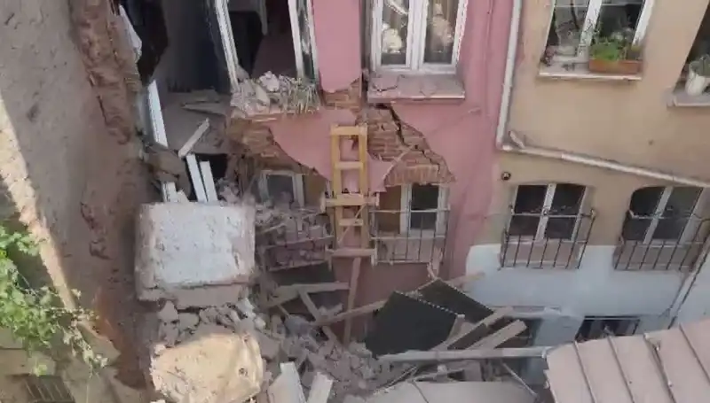 İstanbul’da Üç Katlı Bina Balkonu Çöktü: Olayın Ayrıntıları ve Sonrası