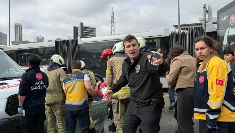 İstanbul Metrobüsünde Feci Kaza: Seferler Durduruldu, Yaralı ve Ölüler Var