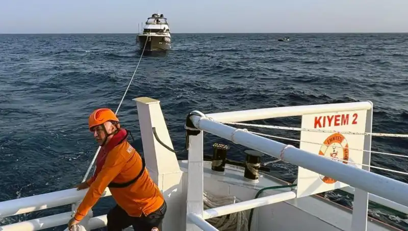 Marmaris Açıklarında Sürüklenen Tekne İhbar Sonrası Kurtarıldı