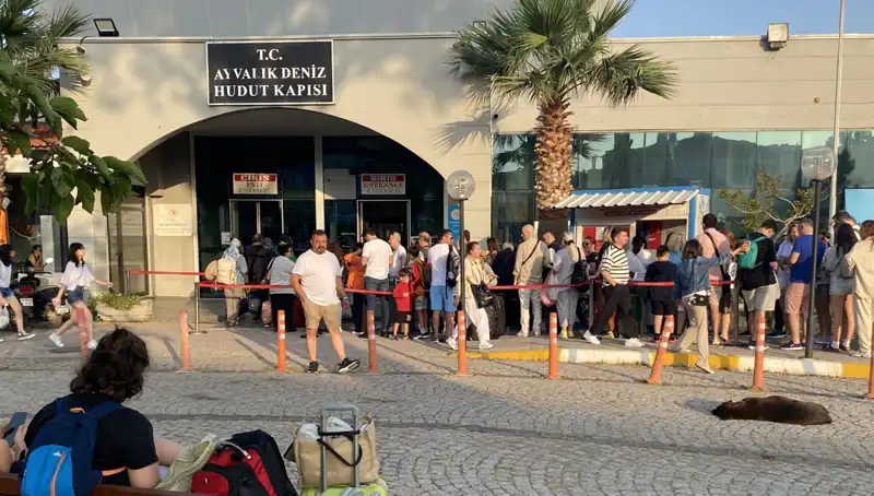Bayramda Midilli Adası'na Tatilci Akını: Yaz Bir Başka Geçiyor!