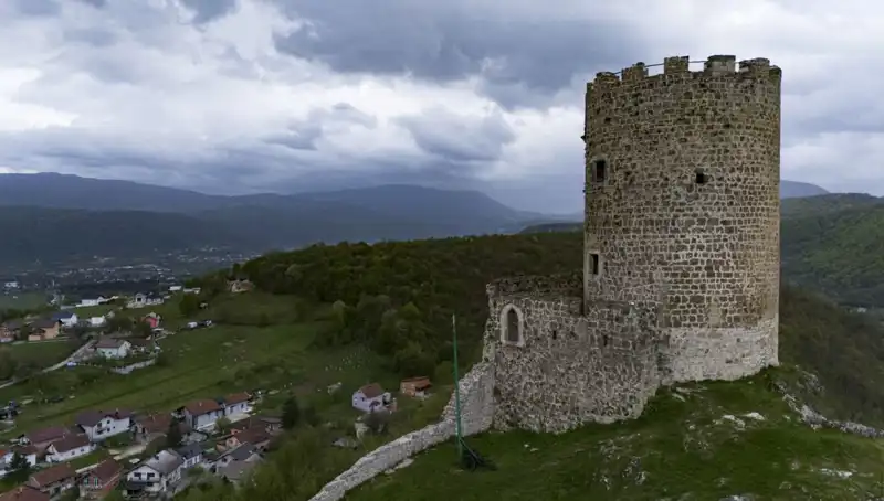 Sokolac Kalesi: Bosna-Hersek’in Tarihinde Zamanla Yarışan Bir Miras
