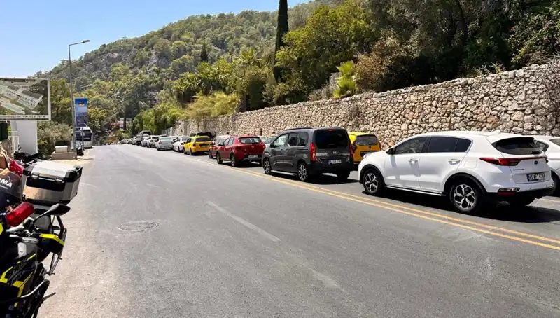 Fethiye ve Ölüdeniz'de Tatilcilerin Yoğunluğu, Üç Kilometrelik Kuyruğa Sebep Oldu