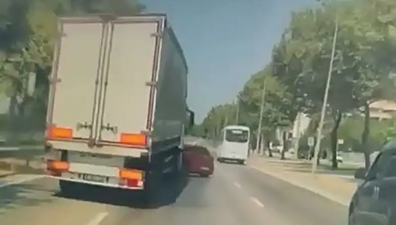 Bursa'da Kör Nokta Kazası: Araçlar Çarpıştı, Yaralılar Var