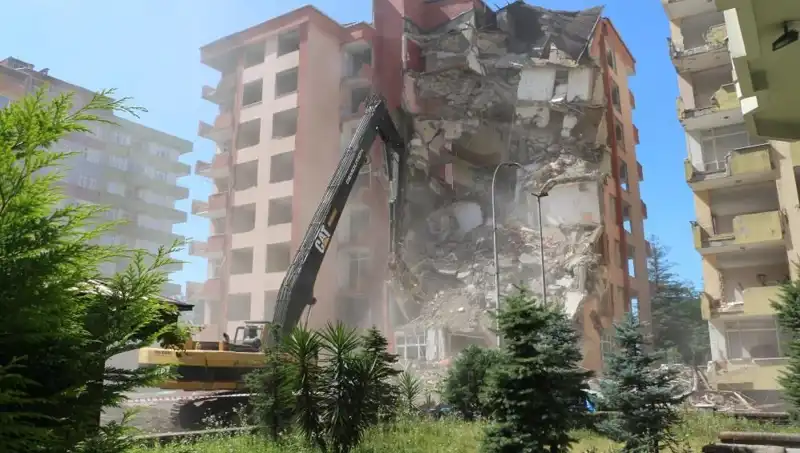 Dalgalar Neden Oldu: İki Bina Yıkılıyor, Yeni Tehlikeler Ortaya Çıkıyor