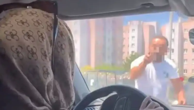 Trafikte Şok Anlar: Araca Saldırı ve Dehşetin Ardındaki Gerçekler