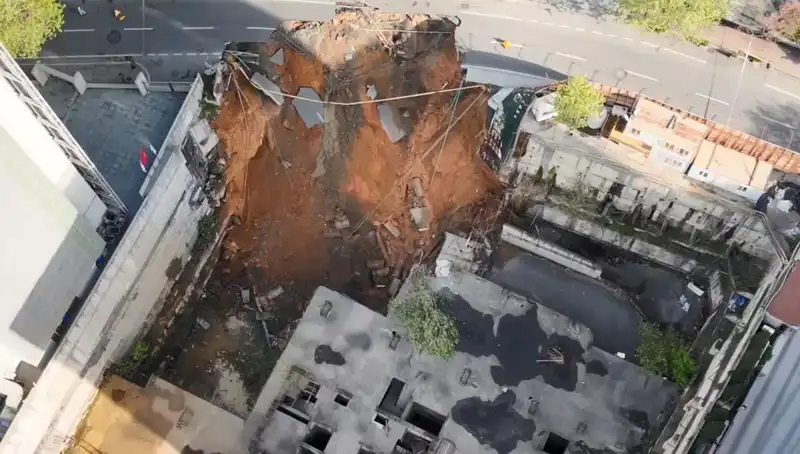 Sarıyer'de Cadde Çöktü: Trafik Kaosuna Neden Olan Olayın Ayrıntıları
