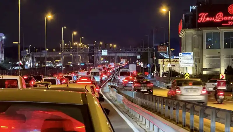 Yenibosna Metrobüs Yaya Üst Geçidi Projesi Hızla İlerliyor