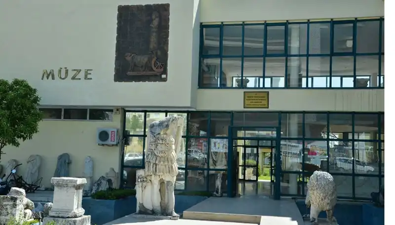 İki Müze Çalışanı Çöpe Atılan Biletleri Yeniden Satmaktan Hapis Cezası Aldı