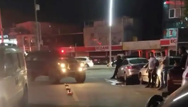 Kardeşinin Bıçaklı Saldırısına Annesini Koruyarak Yanıt Veren Genç Adam