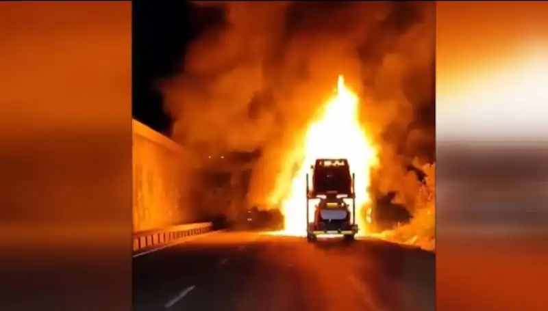Otomobil Yüklü Tırda Çıkan Yangın 8 Araçla Sonuçlandı
