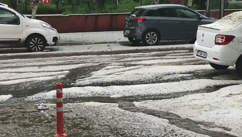 Ardahan’da Aniden Bastıran Dolu, Şehri Beyaza Bürüdü