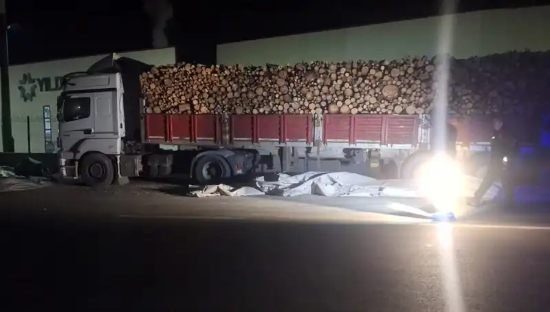 TIR Sürücüsüne Olay Anında Çarpan Otomobil: Kaza Anı Böyle Görüntülendi