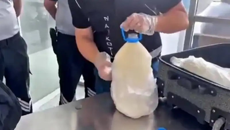 Havalimanında Olay: 12 Kilo 800 Gram Uyuşturucu Süt Şişesinde Ele Geçirildi!