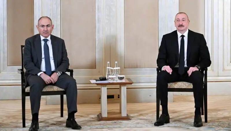 Aliyev ve Paşinyan, Abu Dabi'de Kalıcı Barış İçin Yeni Bir Adım Attı