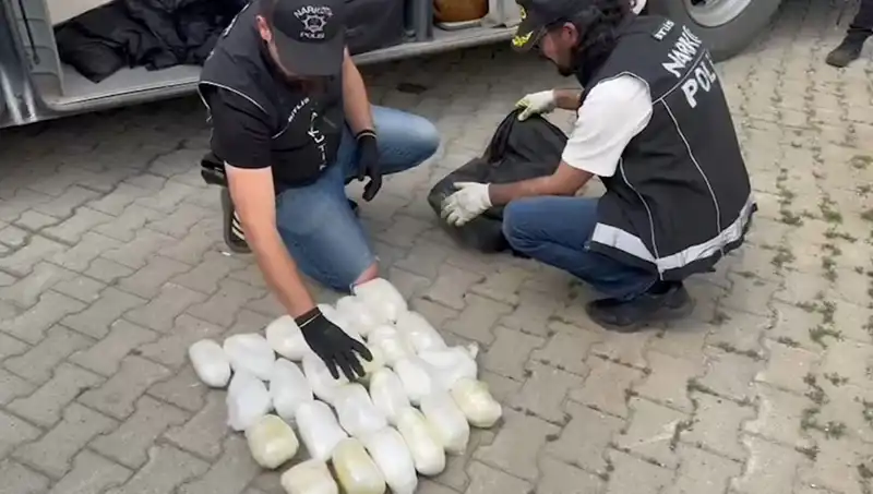 Yolcunun Valizinden 13 Kilo Metamfetamin Çıktı: Uyuşturucu Ticareti Nerelere Uzandı?