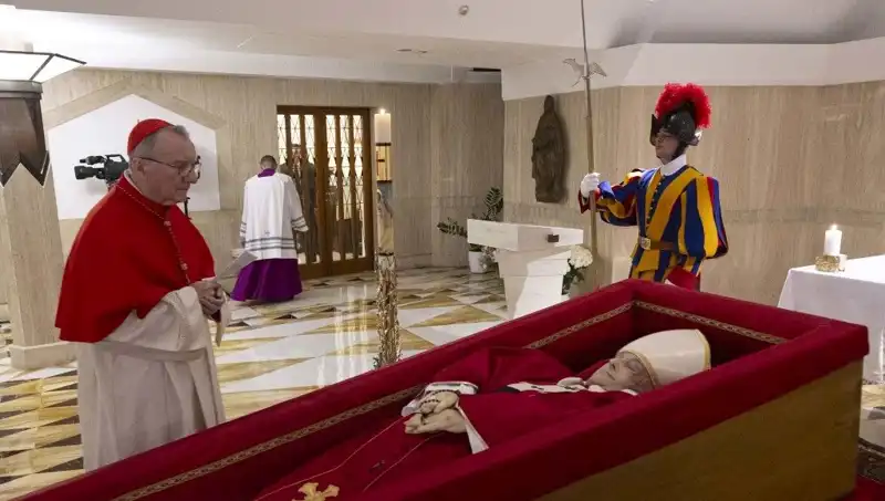 Papa'nın Tabutundaki Fotoğraflar: Duygusal Anlar ve Derin Anlamlar