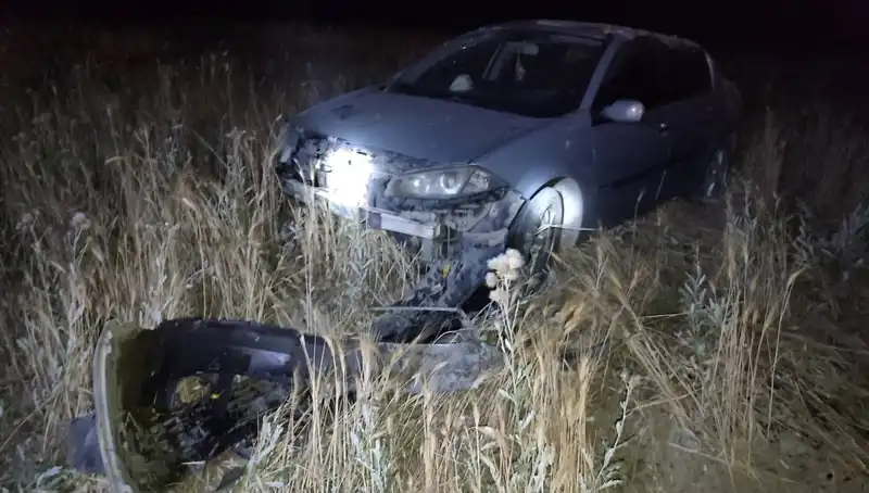 Burdur'da Otomobil Tarlaya Uçtu: İki Yaralı, Kazanın Detayları Şok Edici