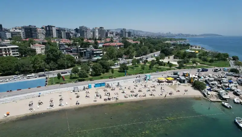 İstanbul’un Kavurucu Sıcakları Caddebostan Sahili’ni Doldurdu