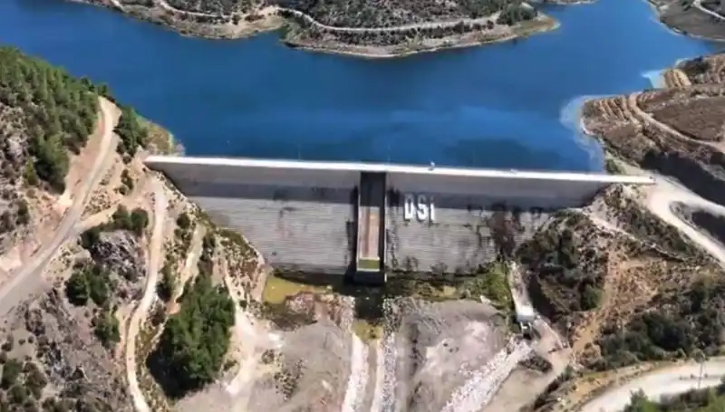 Çeşme'de Su Kesintileri Sona Eriyor: Yeni Projelerle Su Sorunu Çözülüyor!