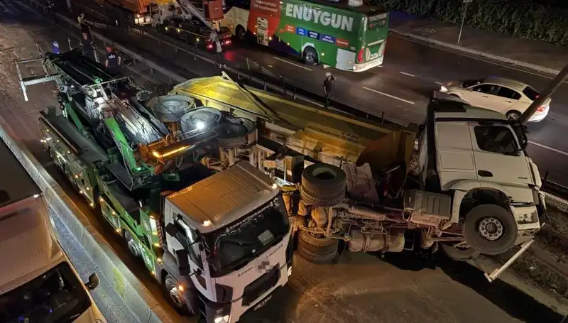 Moloz Yüklü Hafriyat Kamyonu Devrildi: Olay Anında Yaşananlar ve Son Gelişmeler