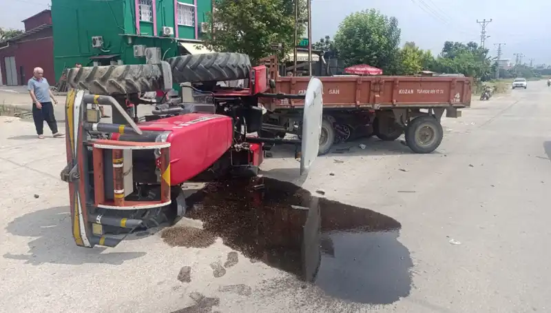 Otomobille Çarpışan Traktör Devrildi: Olayda İki Kişi Yaralandı