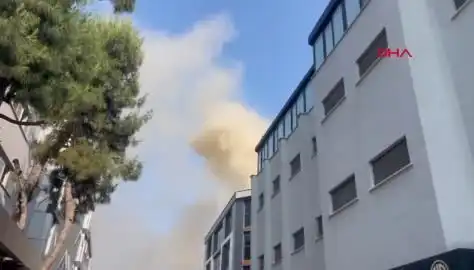 İstanbul'da 4 Katlı İş Merkezinde Büyük Yangın: Ekipler Mücadele Ediyor
