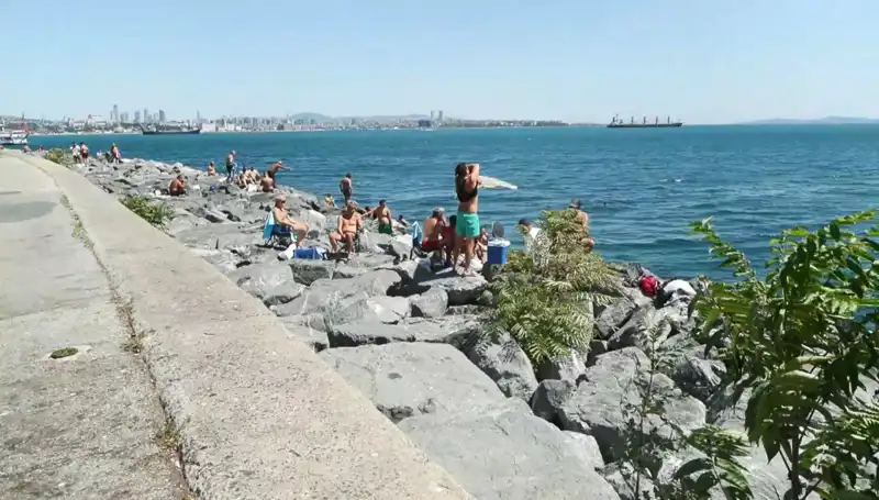 İstanbul'da Hava Isındı, Plajlar Dolup Taşmaya Başladı!