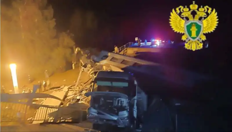 Rusya'da Büyükanne Korkusuyla Çöken Köprü, Trenin Üzerine Düştü