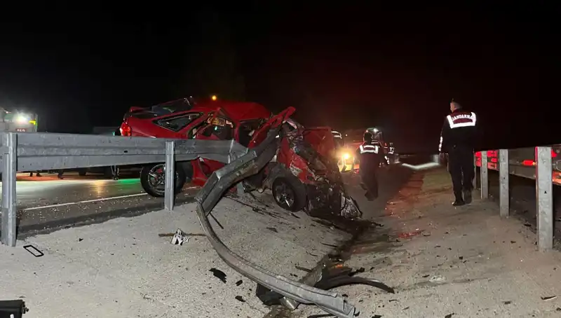 Bariyerlere Çarpan Otomobilin Faciası: 2 Kayıp Hayat