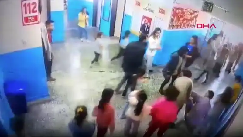 Okulda Bayılan Öğrenciyi Müdür Yardımcısı Son Dakikada Kurtardı