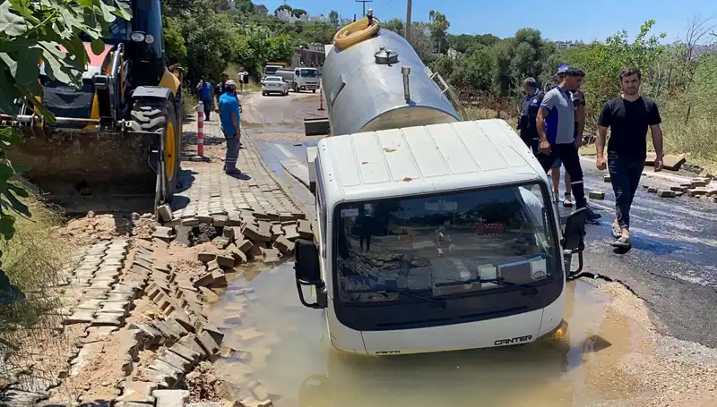 Bodrum'da Feci Kaza: Su Hattı Patladı, Tanker Çukura Düştü!