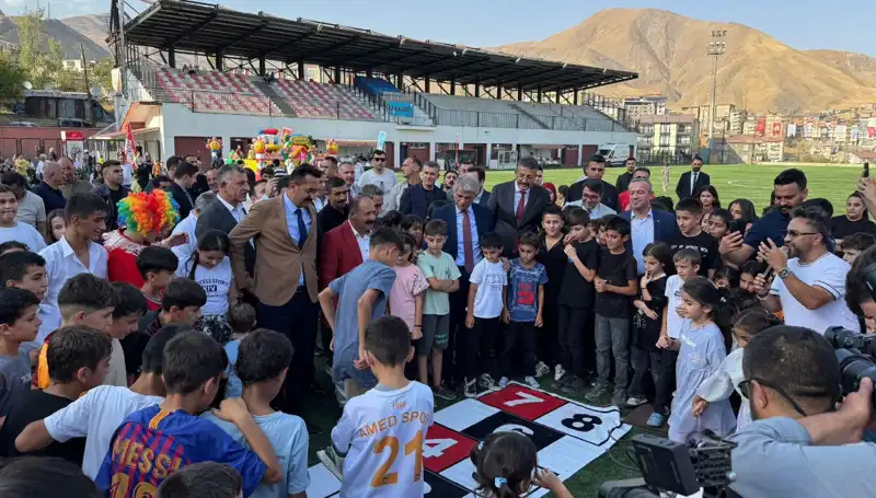 Hakkari'de Coşku Dolu Anadolu Şenliği Başladı!