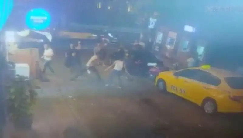 Beyoğlu’nda Lauk Atma Kavgasında Kan Döküldü: Gergin Anlar Yaşandı