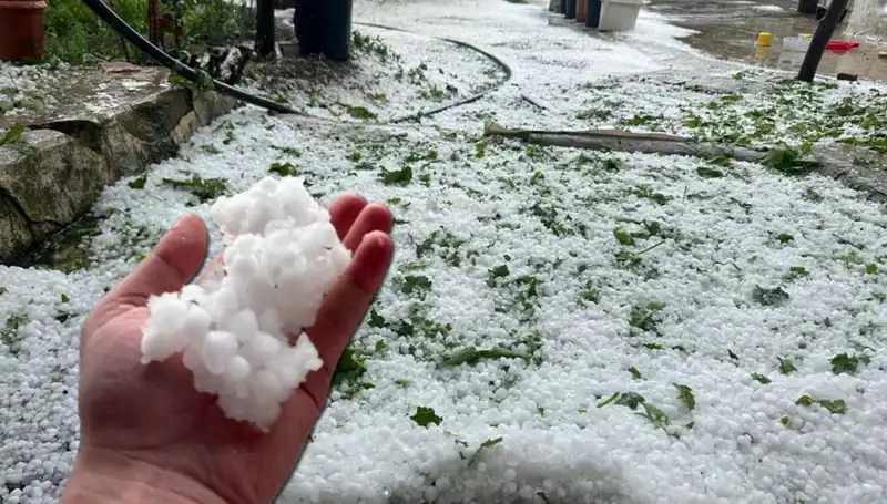 Haziran Ayında Sıcaklarla Gelen Dolu Sürprizi: Beyaza Bürünmüş Sokaklar