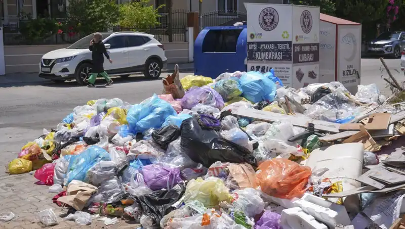 İzmir'de Çöp Yığınları: Çevresel Sorunlar ve Çözümler