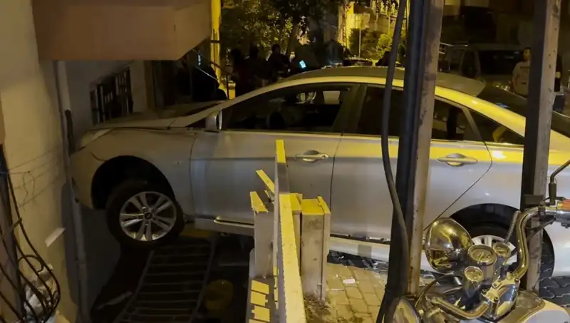 Apartman Duvarında İnanılmaz Kaza: Fren Yerine Gaza Bastı!