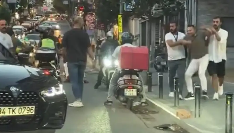 Nişantaşı'nda Yol Verme Kavgasında Sopalı Gerginlik: Kadınla Erkek Arasında Şok Olay