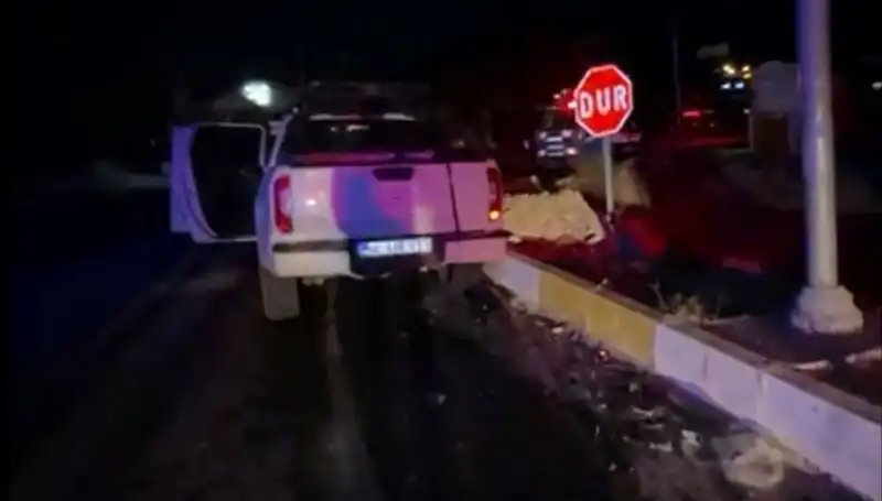 İzmir'de Korkunç Kaza: Kamyonet ile Hafif Ticari Araç Çarpıştı, 7 Yaralı