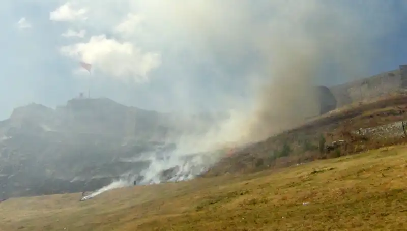 Kars Kalesi’nin Eteklerinde Korkutan Anız Yangını: Doğa Tehlikede!