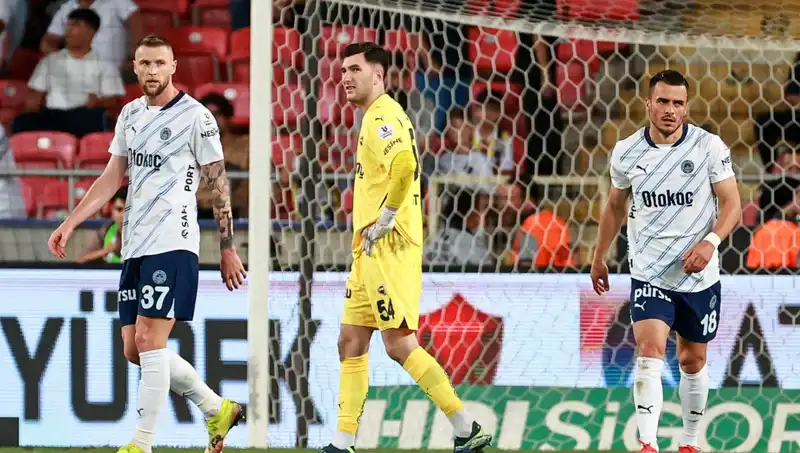 Fenerbahçe'nin Çöküşü: 2025 Yaz Transfer Döneminde Neler Oldu?