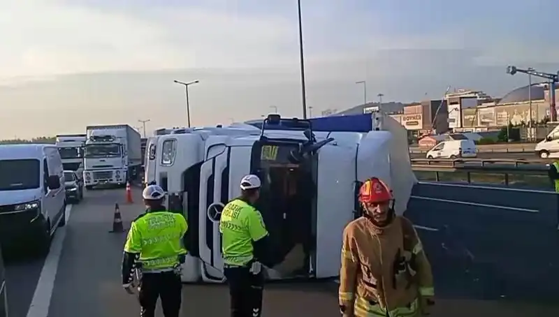 Pendik TEM Otoyolu'nda TIR Devrildi: İstanbul'a Giden Yolda Yoğun Trafik